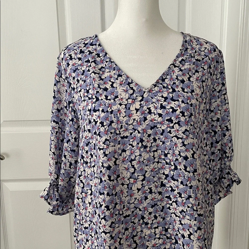 NWT Floral V-Neck Women's Top Size M - Picture 2 of 6
